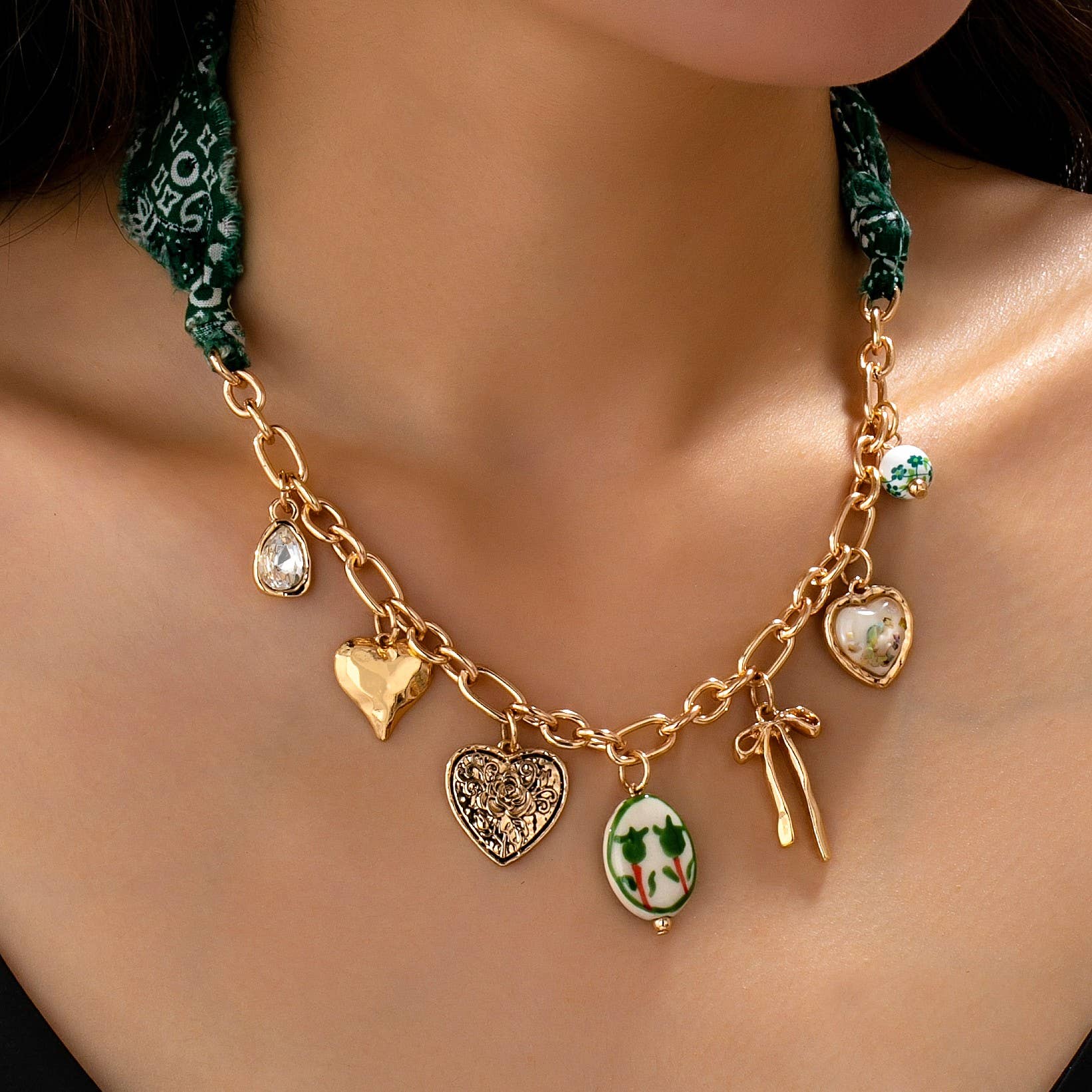 SCARF CHARM NECKLACE-PORCELAIN HEART BOW | 80N92717